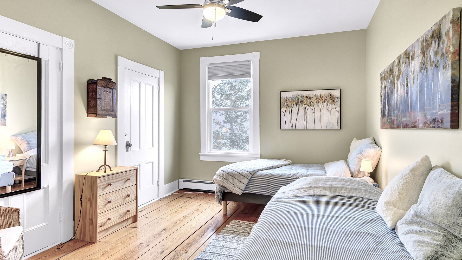 Bright Spacious Family Suite in Historic Farmhouse on Sunny Acreage