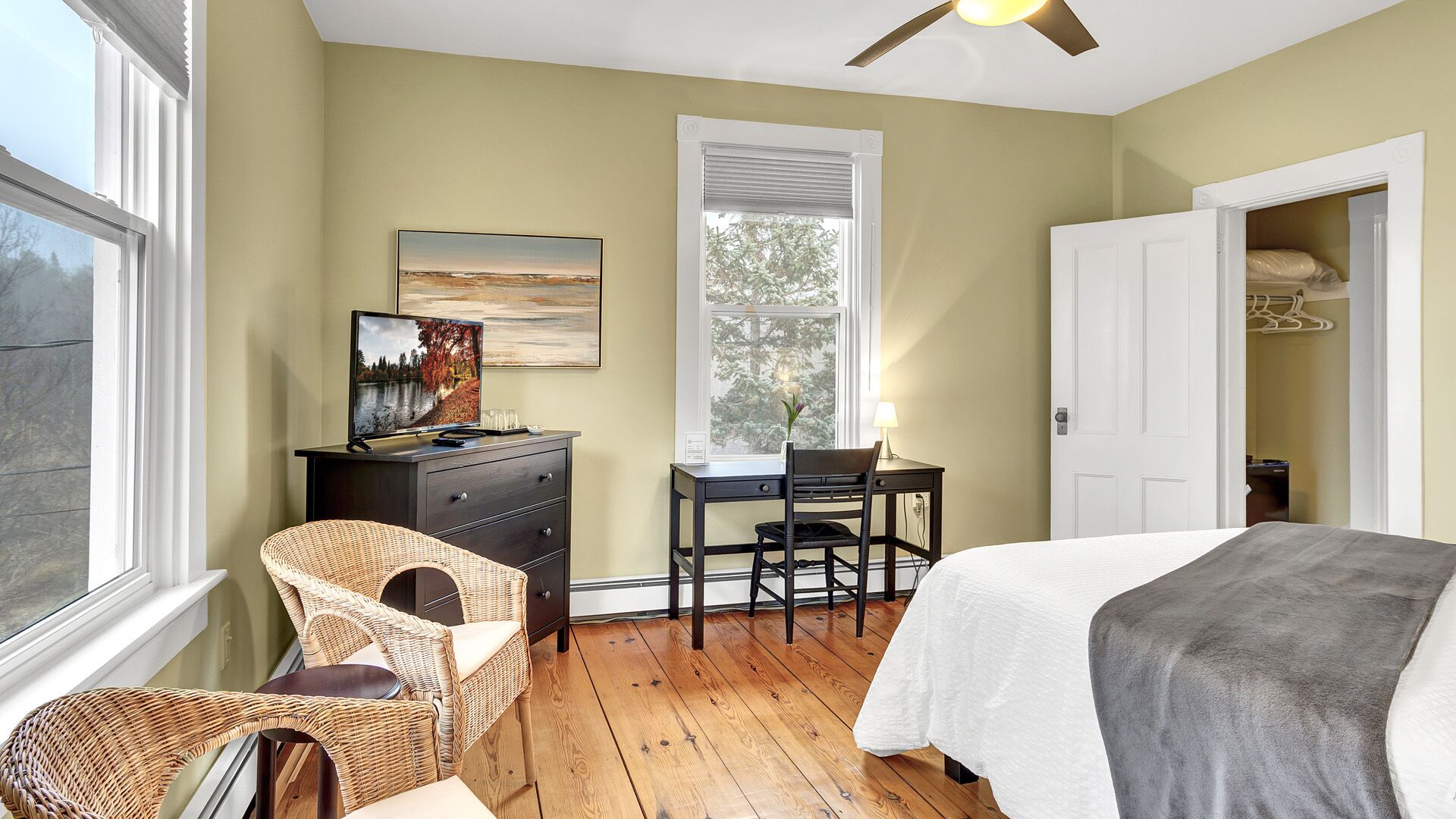 Bright Spacious Family Suite in Historic Farmhouse on Sunny Acreage