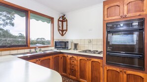 Een koelkast, een magnetron, een kookplaat, een broodrooster