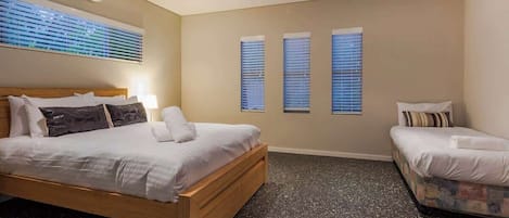 4 bedrooms, iron/ironing board, WiFi, bed sheets