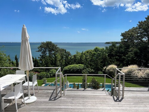 Bayfront 5 bedrooms family home. Panoramic sea view from all rooms