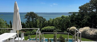 Bayfront 5 bedrooms family home. Panoramic sea view from all rooms