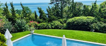 Bayfront 5 bedrooms family home. Panoramic sea view from all rooms