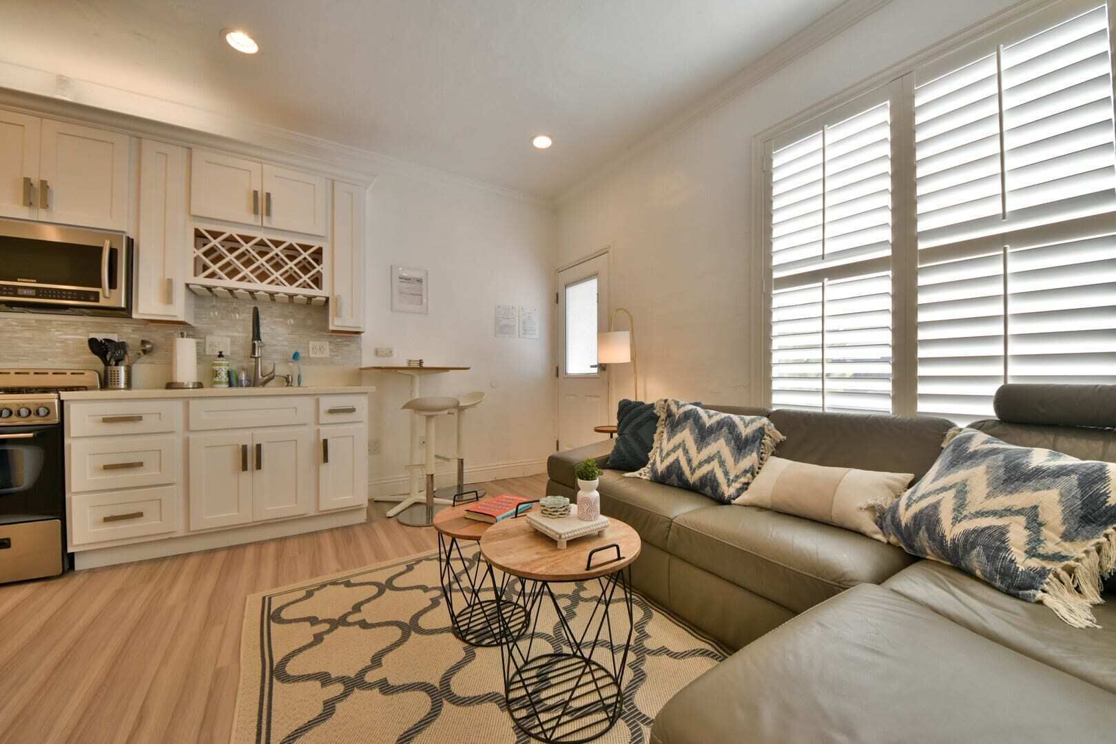 ꧁Couple's Escapade • Steps from Sand • A•C, W•D꧂