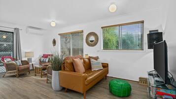 Télévision, lecteur de DVD, livres