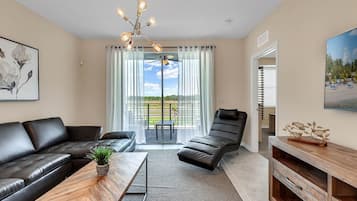 Télévision à écran plat, table de tennis de table