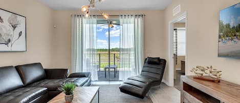 Télévision à écran plat, table de tennis de table