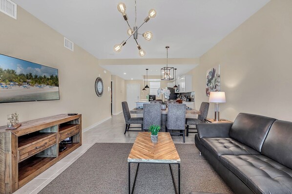 Flat-screen TV - 2 Bedrooms / 2 Bathrooms / Storey Lake (4731-304 CT) (Kissimmee)