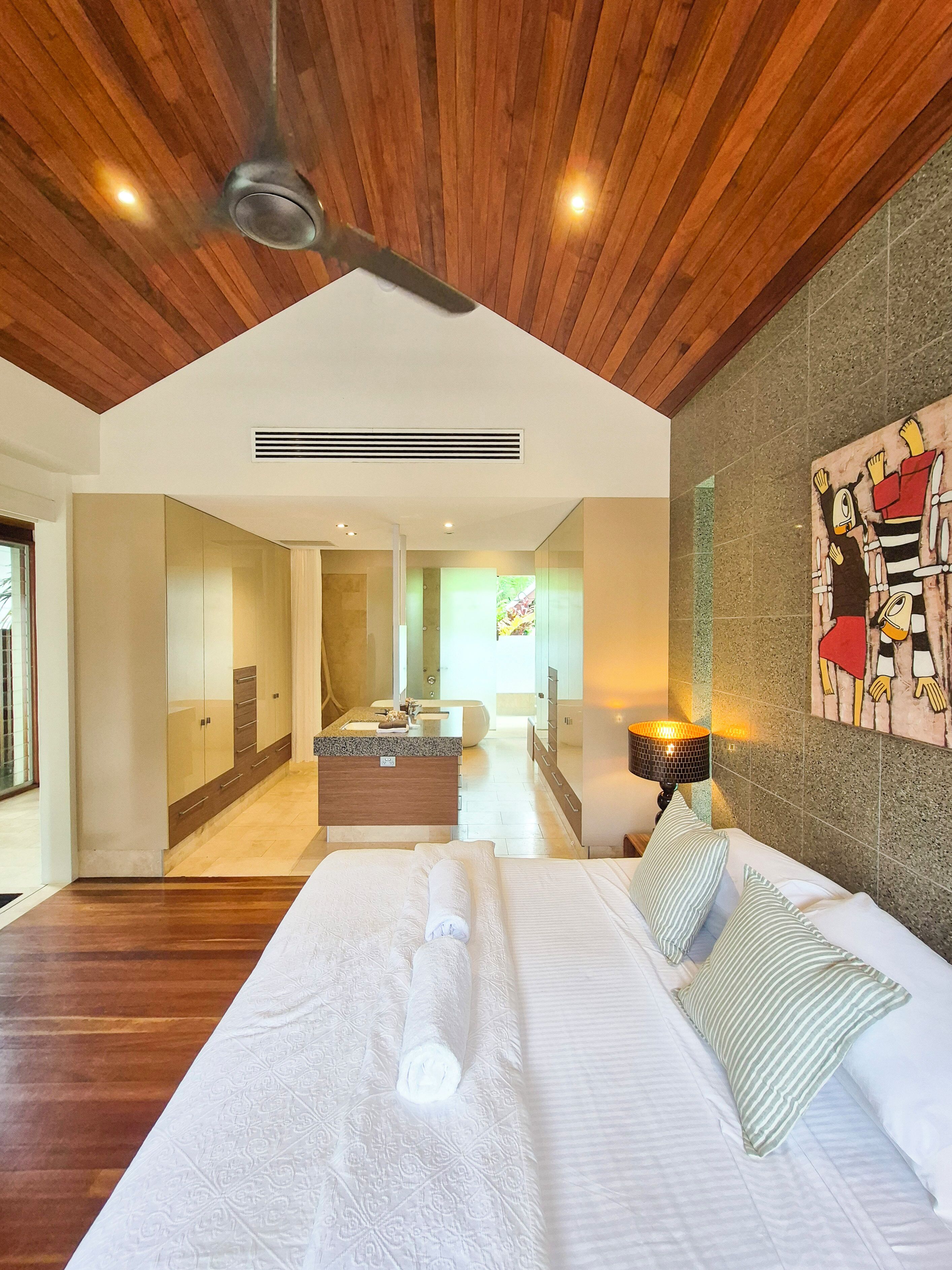 8 bedrooms, desk, Internet, bed sheets