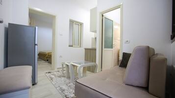 Apartament, 2 dormitoris | Sala d'estar | Televisor de pantalla plana