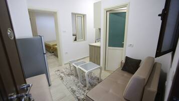 Căn hộ, 2 phòng ngủ | Khu phòng khách | TV màn hình phẳng