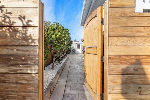 Recently Updated Private Studio w/ Separate Entrance Near Lake Chabot