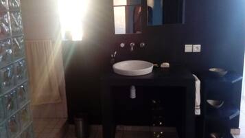 Handtücher, Seife, Shampoo, Toilettenpapier