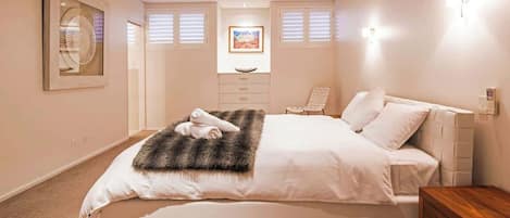 6 bedrooms, iron/ironing board, WiFi, bed sheets