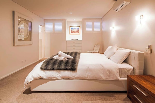 6 bedrooms, iron/ironing board, WiFi, bed sheets