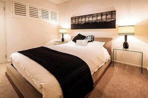 6 bedrooms, iron/ironing board, WiFi, bed sheets