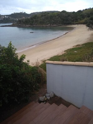 Na praia, espreguiçadeiras, toalhas de praia 