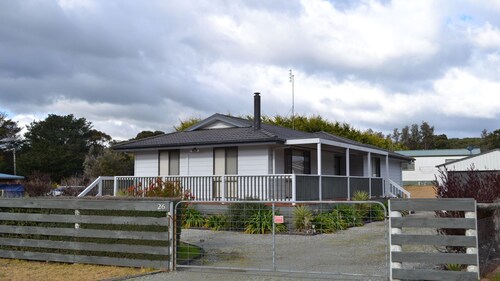 Shelby s Lodge- lovely light filled home