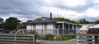 Shelby s Lodge- lovely light filled home