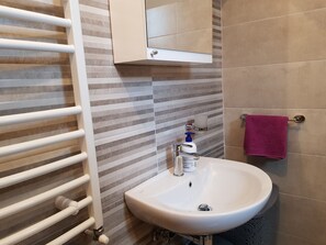 Baita familiare | Bagno | Doccia, set di cortesia gratuito, asciugacapelli, asciugamani