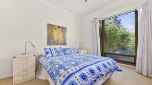 5 bedrooms, iron/ironing board, wheelchair access