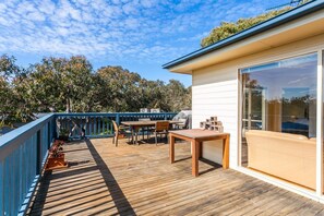 Outdoor dining - Bushlark (Anglesea)