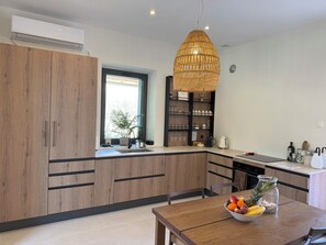 Réfrigérateur, un four, surface de cuisson, lave-vaisselle