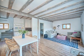 TV, books - Designer House, Epic Pool, A+ Location Overlooking Stari Grad Old Town (Stari Grad)