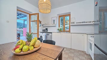 Fridge, oven, stovetop, dishwasher