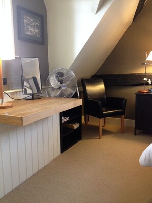 Executive kamer, 1 kingsize bed, niet-roken | Lakens van Egyptisch katoen, luxe beddengoed, individueel gedecoreerd