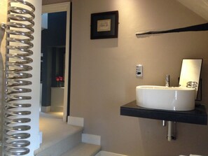 Superior Room, 1 King Bed, Non Smoking | Bathroom | Shower, rainfall showerhead, free toiletries, hair dryer - The Brewery Tap (Abingdon)