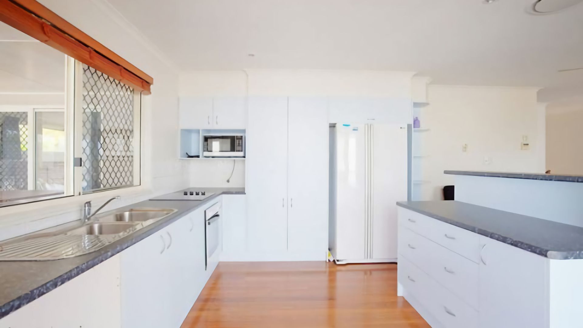 29 Cypress Avenue - Rainbow Beach. Close to the beach with a pool — image 9