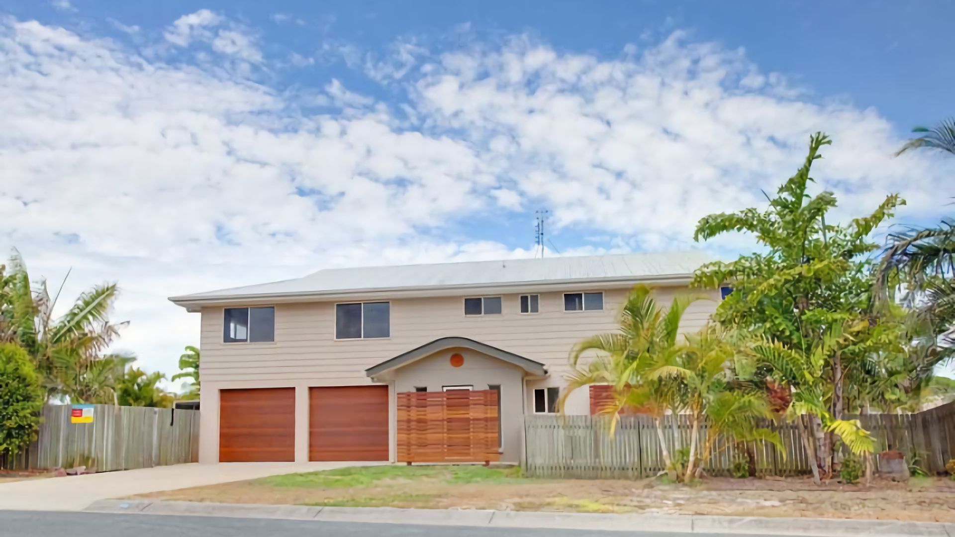 29 Cypress Avenue - Rainbow Beach. Close to the beach with a pool — image 25