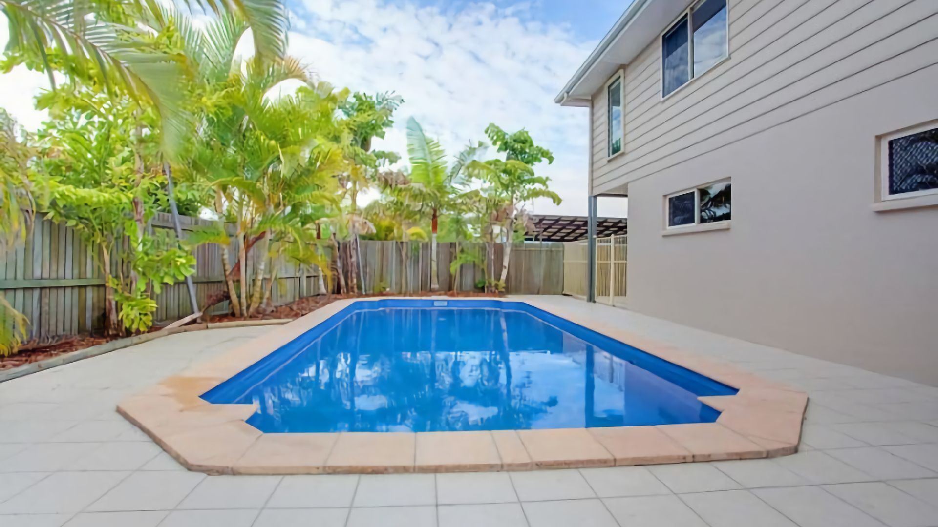 29 Cypress Avenue - Rainbow Beach. Close to the beach with a pool — image 6