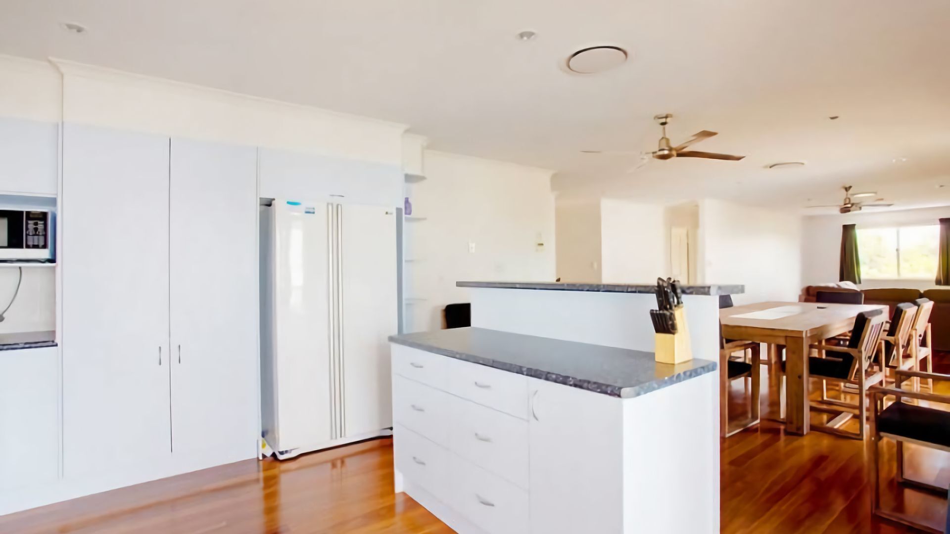 29 Cypress Avenue - Rainbow Beach. Close to the beach with a pool — image 10
