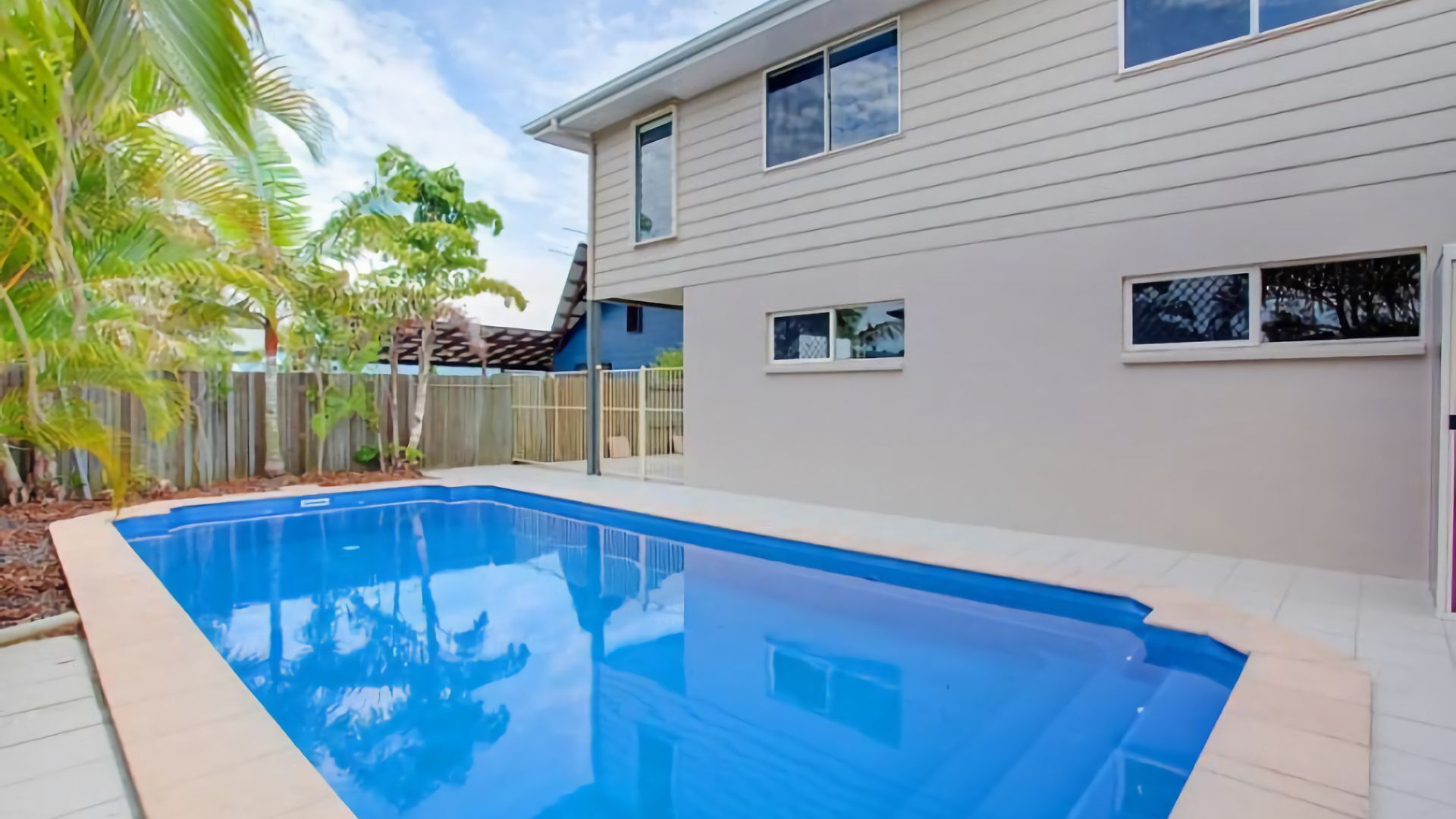 29 Cypress Avenue - Rainbow Beach. Close to the beach with a pool — image 4