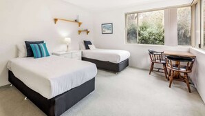 A bedroom with two beds, a desk, and a chair. - The Nest—Tranquil Bush Retreat near Dunsborough (Yallingup)