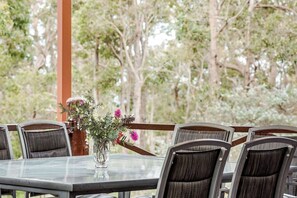 Outdoor dining - The Nest Tranquil Bush Retreat near Dunsborough (Yallingup)