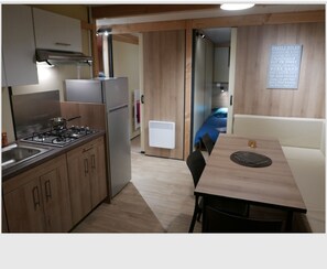 Frigorifero, microonde, piano cottura, macchina per tè/caffè