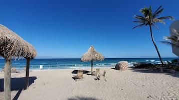 Am Strand, Liegestühle, Strandtücher
