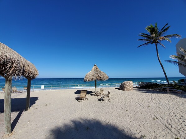 En la playa, camastros y toallas de playa 