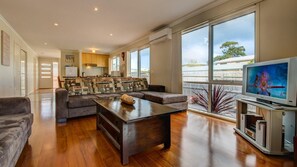 TV, DVD player, books, video library - Silver Beach - sleeps 9 (COWES)