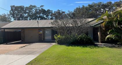 Baker - Rainbow Beach. Walk to Everything! Including the beach and main street.