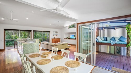 Gecko's Rest - Rainbow Shores. Executive Beach House - Pet Friendly Too! Wi-fi. Pool