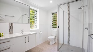 Bathtub - Gecko's Rest - Rainbow Shores. Executive Beach House - Pet Friendly Too! Wi-fi. Pool (Rainbow Beach)