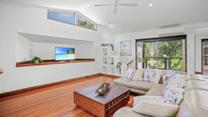 TV - Gecko's Rest - Rainbow Shores. Executive Beach House - Pet Friendly Too! Wi-fi. Pool (Rainbow Beach)