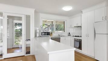 Réfrigérateur, micro-ondes, lave-vaisselle, grille-pain