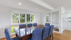 Dining - Beach Side - Free WIFI, Pet Friendly (FENCED) & Walk To The Beach (Aireys Inlet)