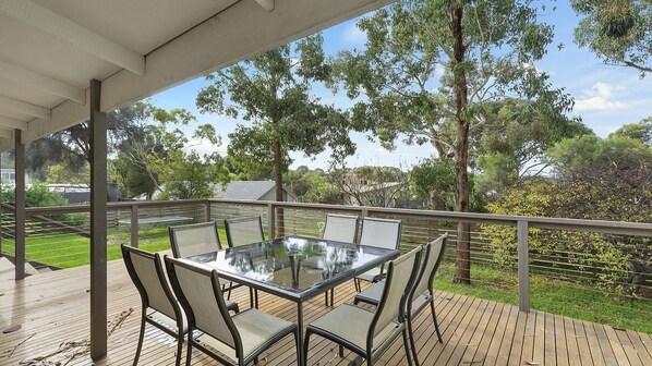 Outdoor dining - Beach Side - Free WIFI, Pet Friendly (FENCED) & Walk To The Beach (Aireys Inlet)