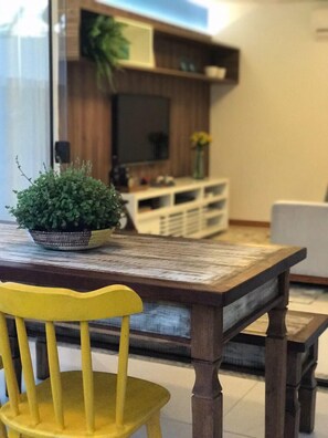 Smart-TV, Videospiele, Tischtennisplatte